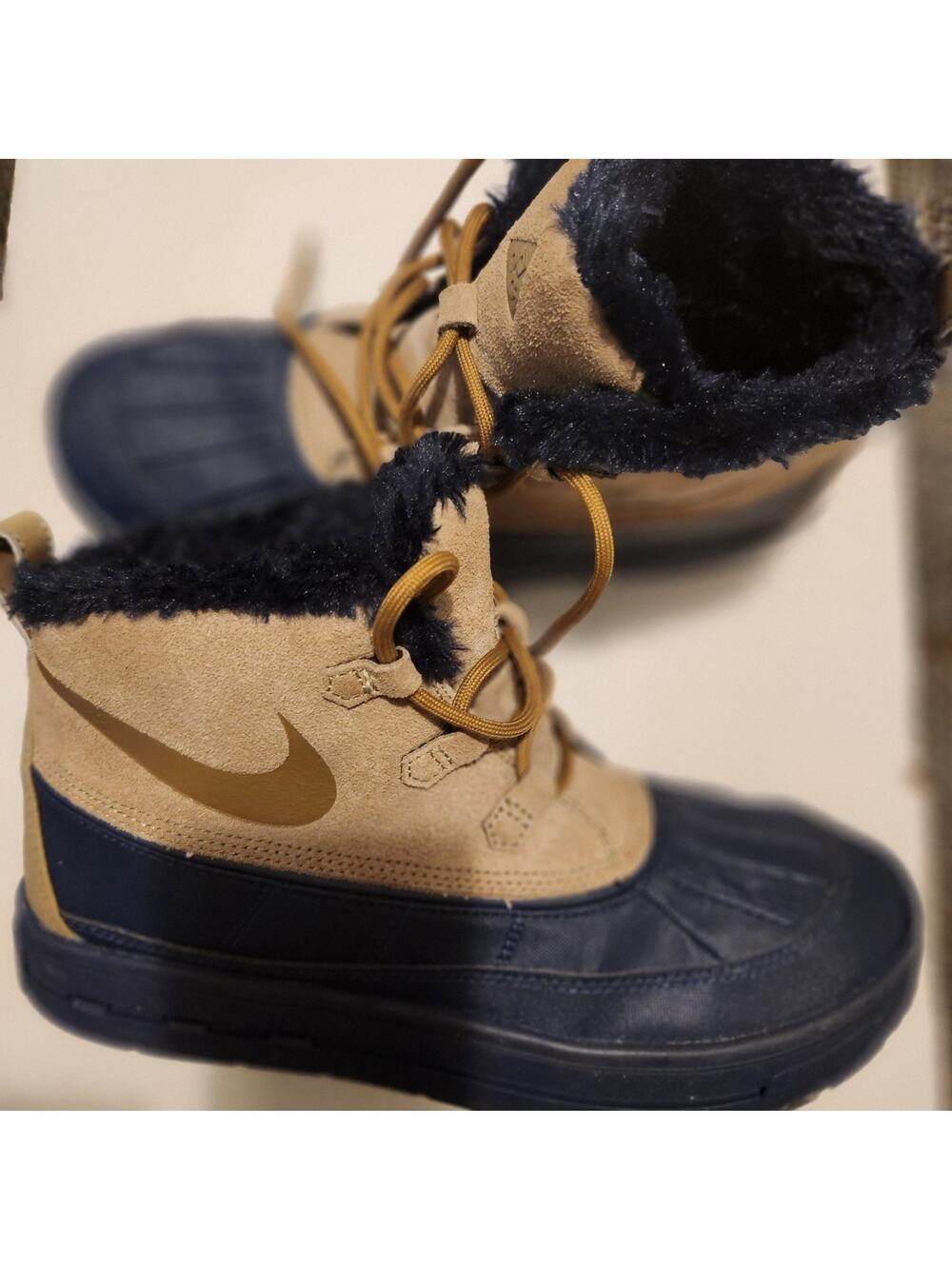Nike sneakers shoes size  7y womens 8.5